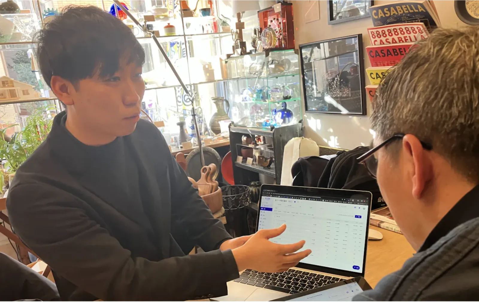 建設会社の方にコンクルーAIをデモするメンバー