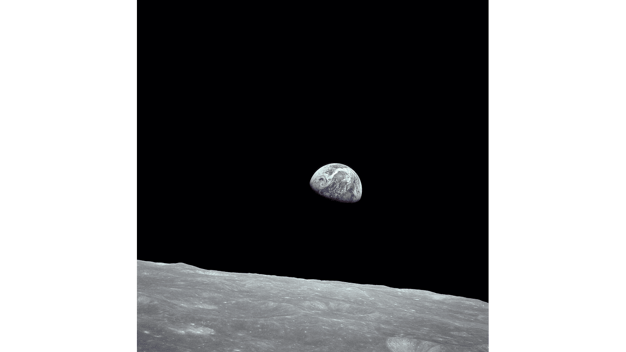 「地球の出」(アポロ8号、1968年)。何を持ち込み、何を持ち込まないか(NASA/パブリックドメイン)