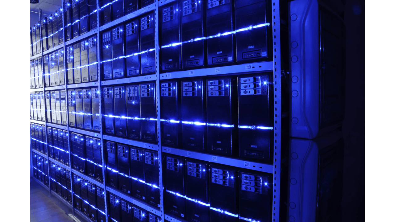 データセンターのサーバー室(写真:BalticServers.com/CC BY-SA 3.0)