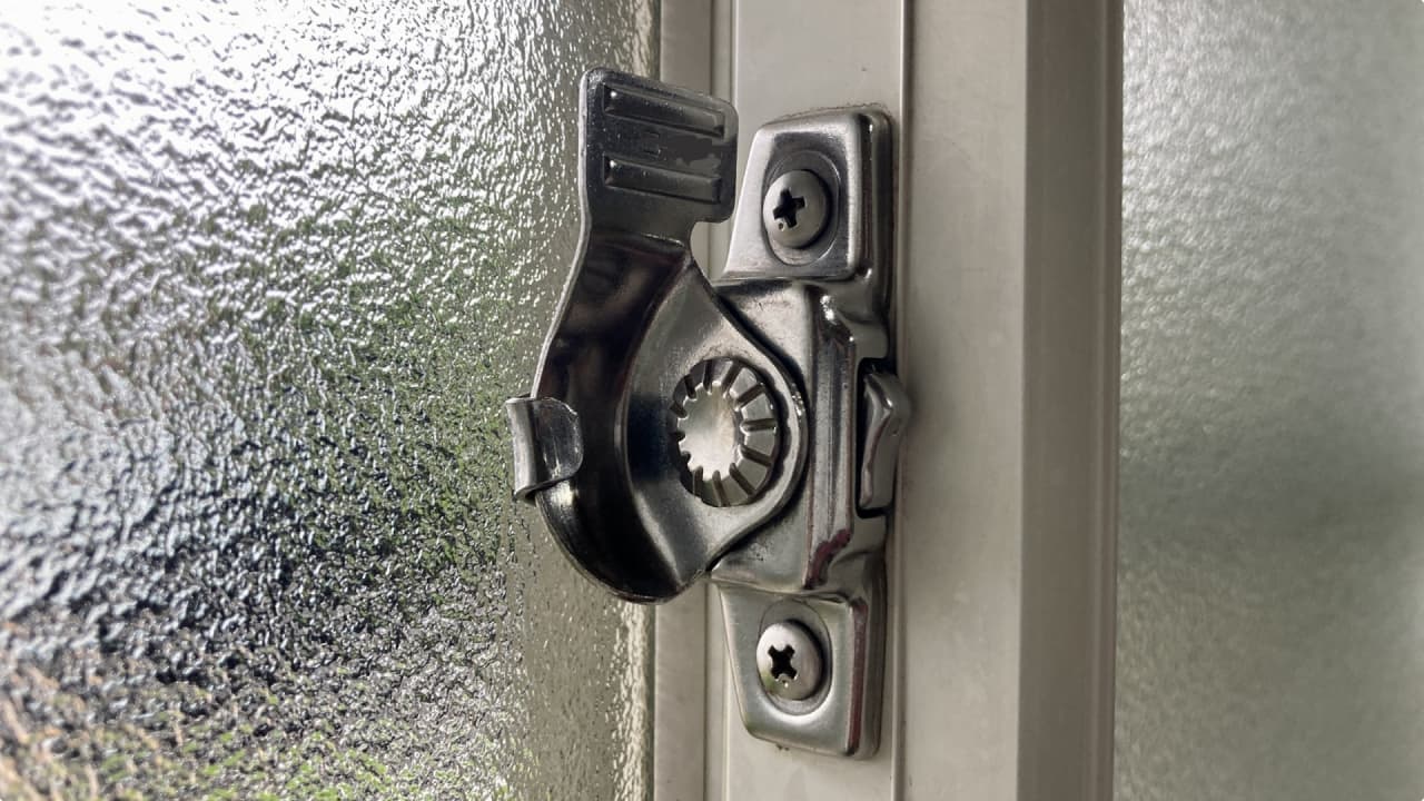 引き違い窓に取り付けられたクレセント錠の例