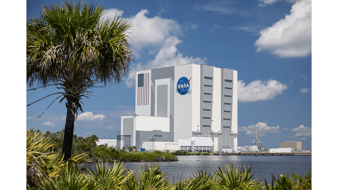 NASAケネディ宇宙センターの巨大組立棟VAB(1966年)。宇宙のためのゼネコン工事だった(NASA/パブリックドメイン)