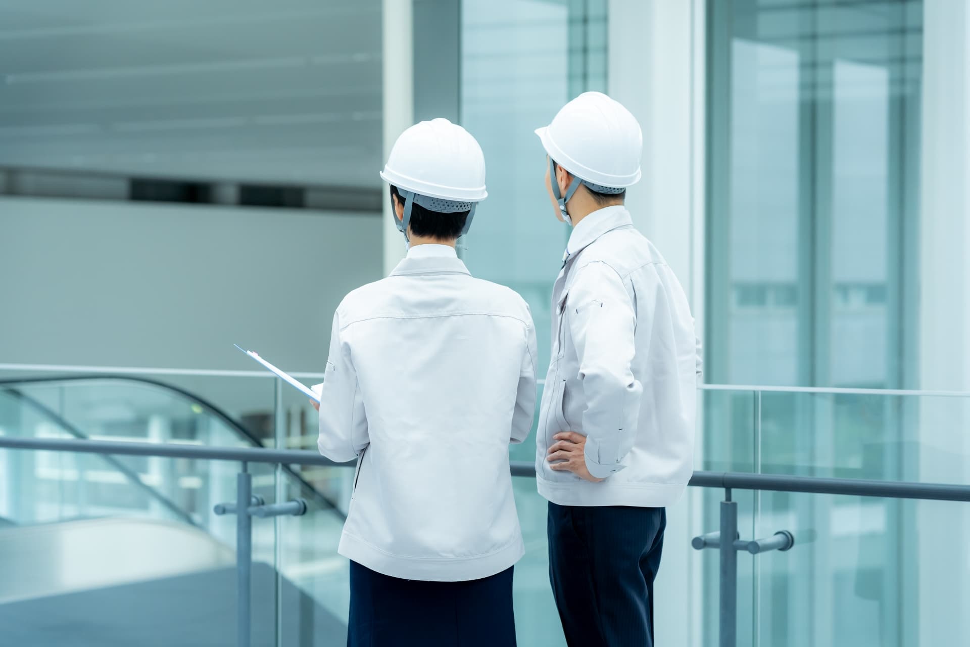 建設現場で打ち合わせをする2人の現場監督