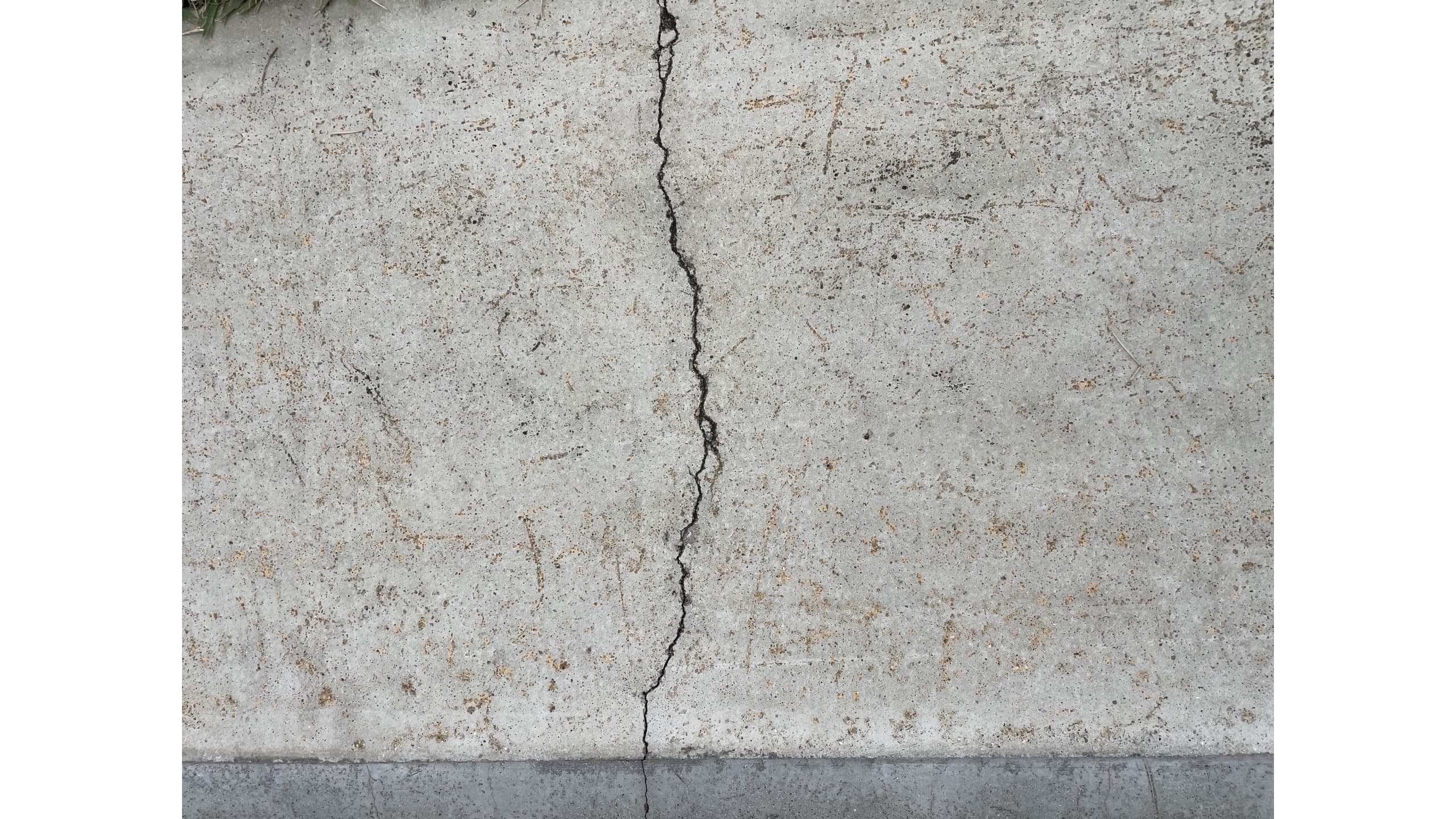 コンクリート表面に発生した細いひび割れ(クラック)の状態