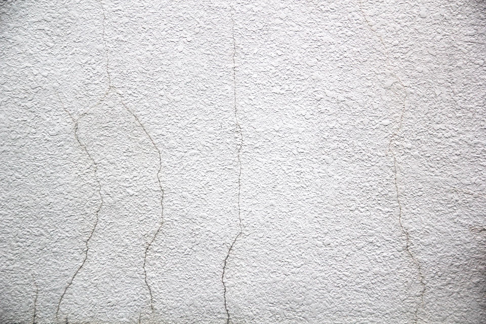 モルタル外壁に発生した細かなクラックが見られる状態