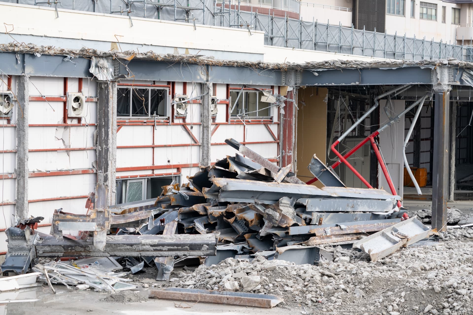 建設工事に含まれる建築物解体作業で撤去された鉄骨部材の現場