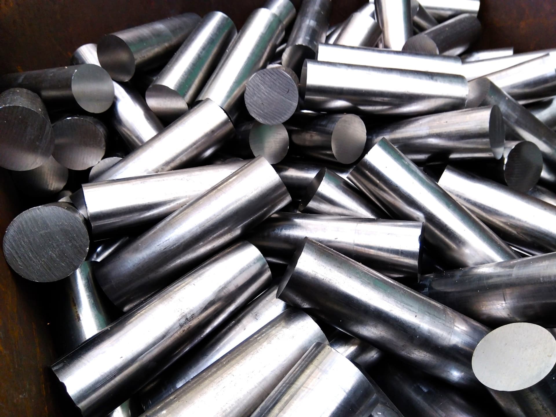 炭素鋼の丸棒素材が多数積まれている写真