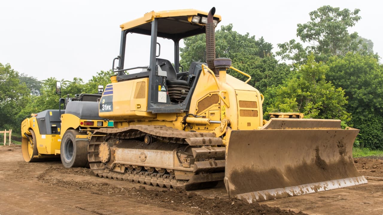 ブルドーザーが土砂を押し出して整地する様子