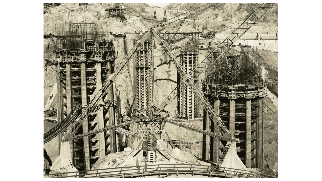 建設中のフーバーダム取水塔(1934年)(パブリックドメイン)