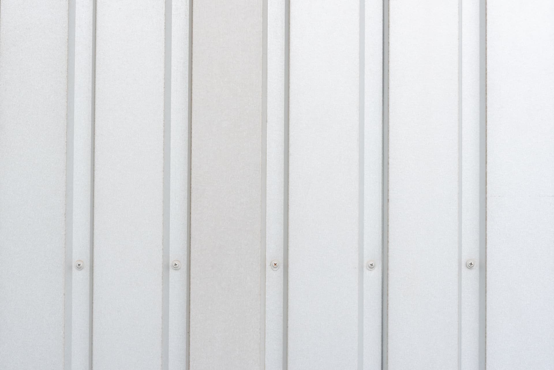 外壁材として使用されるガルバリウム鋼板の金属サイディング表面