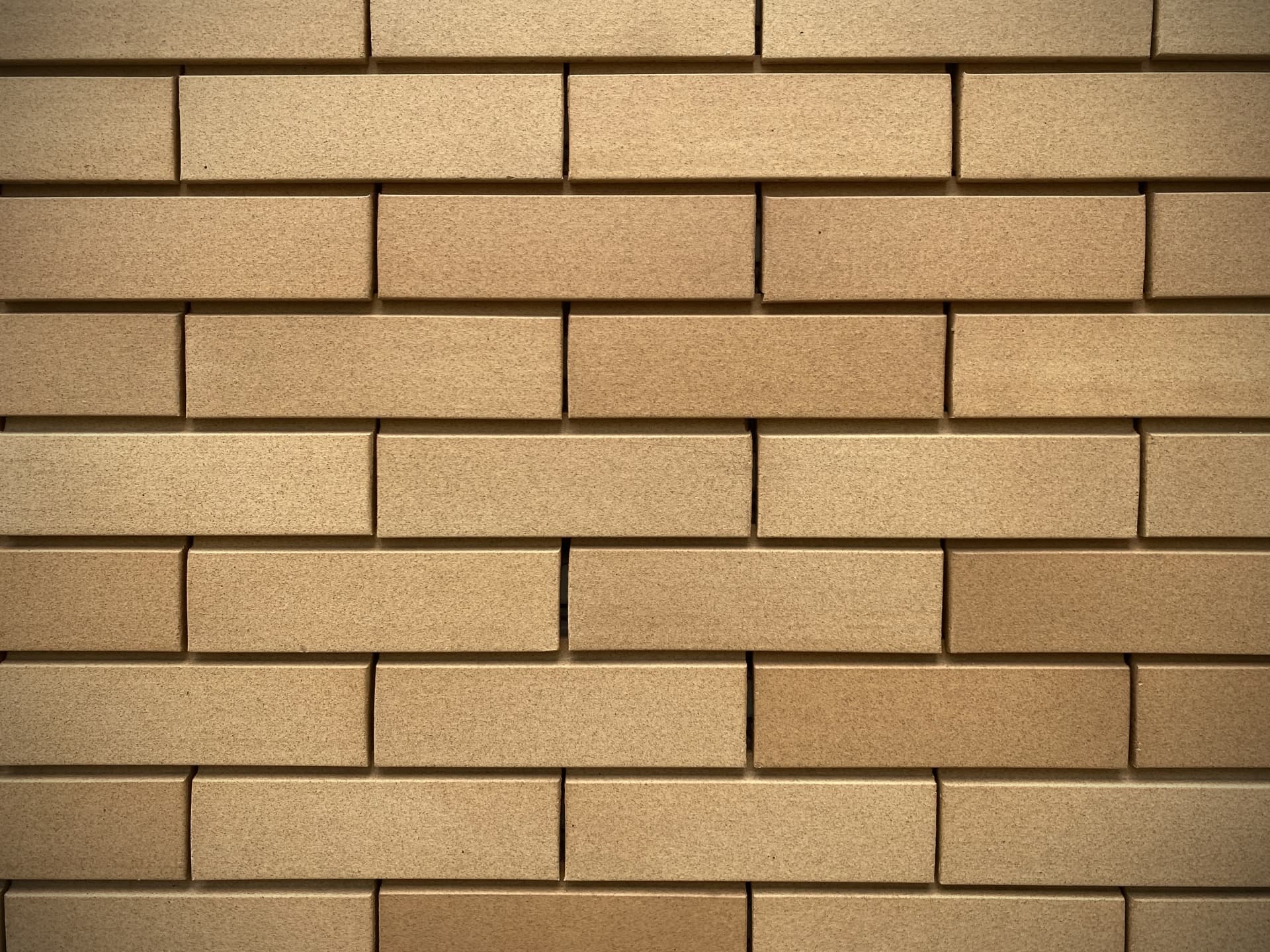 外壁に施工されたタイル仕上げの整然とした貼り付け状態