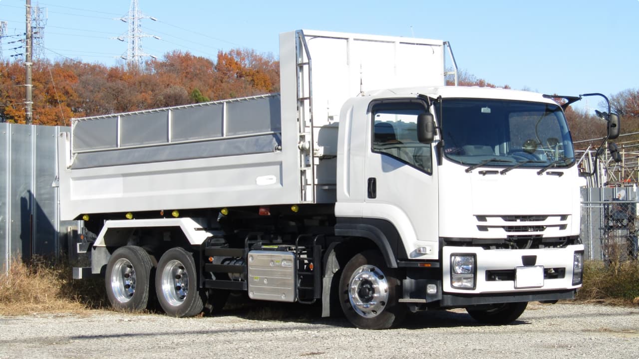 ダンプカーが土砂や砂利を運搬する様子