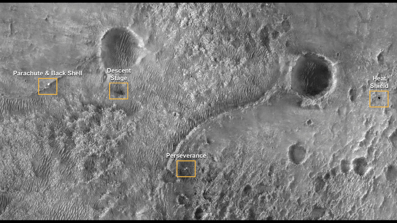 火星地表に散らばる探査機の降下機材(上空から撮影)。機械が先に降り立つ星(NASA/JPL-Caltech/アリゾナ大学/パブリックドメイン)