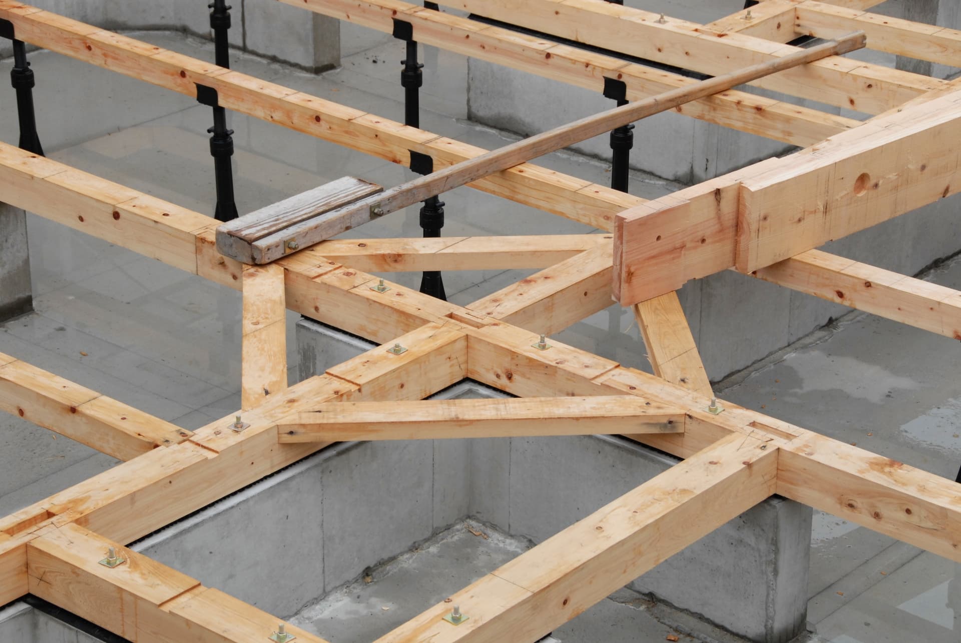 建築工事で木材を組んだ土台と束柱を設置している施工中の状態