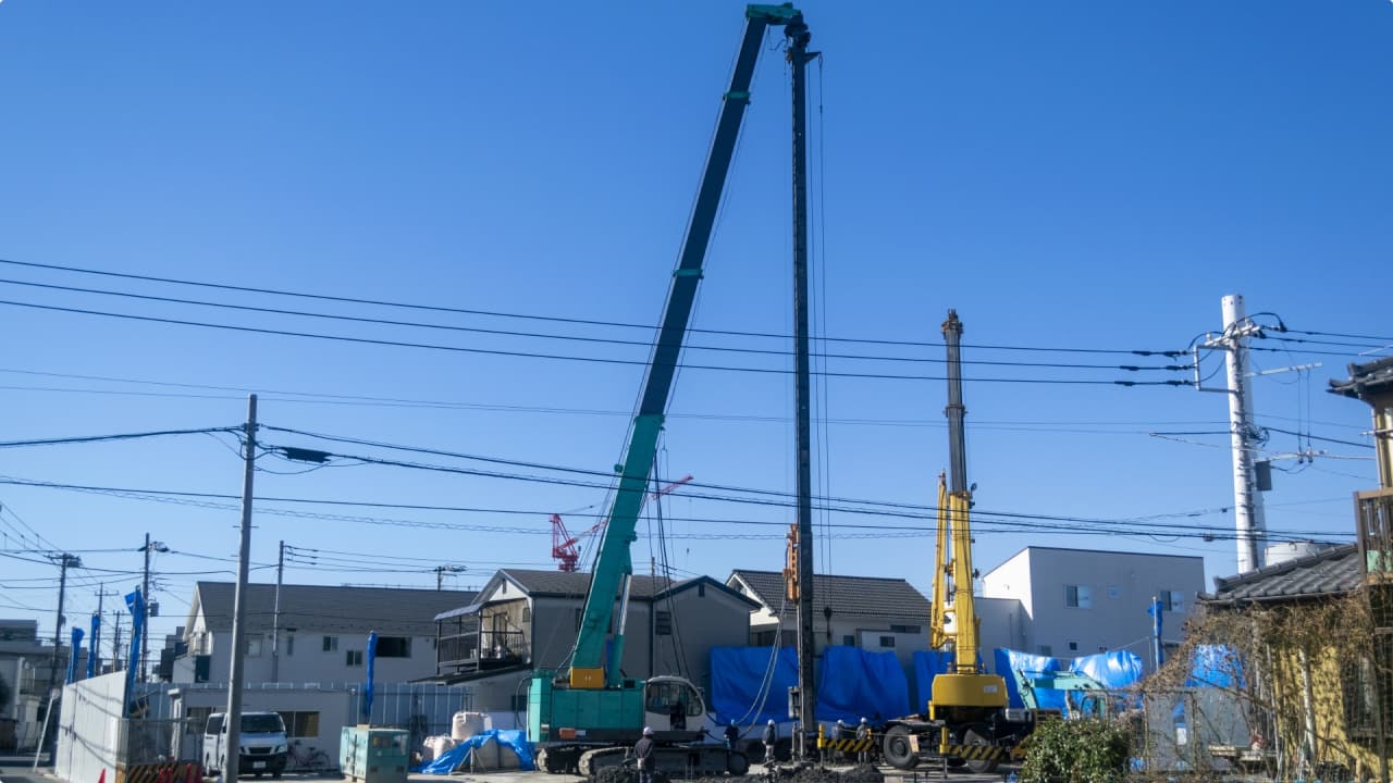 杭打ち機が杭を地中に打ち込む作業の様子