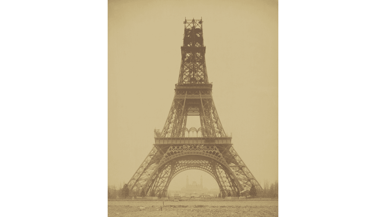 建設中のエッフェル塔(1888年、ルイ=エミール・デュランデル撮影)(パブリックドメイン)