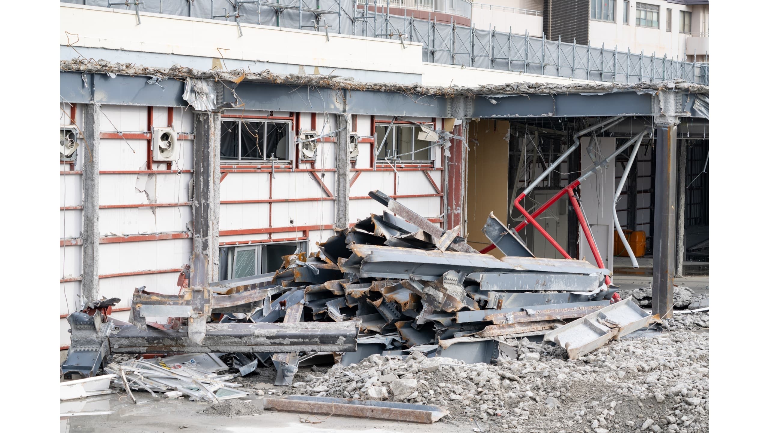 建設工事に含まれる建築物解体作業で撤去された鉄骨部材の現場