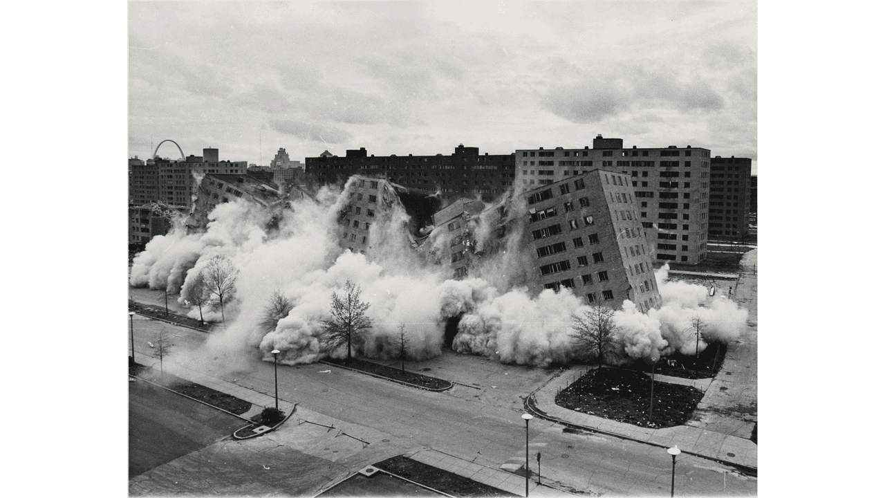 プルーイット・アイゴーの爆破解体(1972年)=「近代建築が死んだ日」(パブリックドメイン)