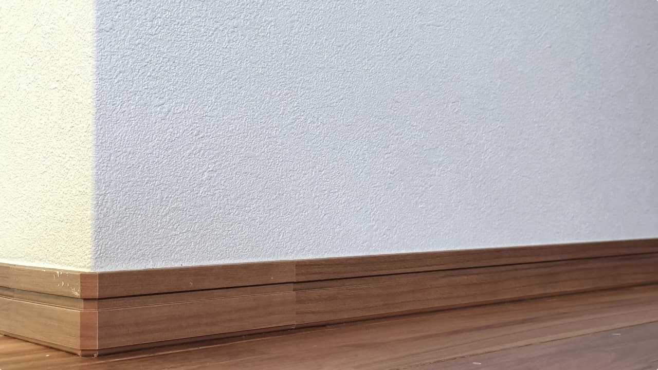 巾木(壁と床の境目に取り付ける仕上げ材)の例