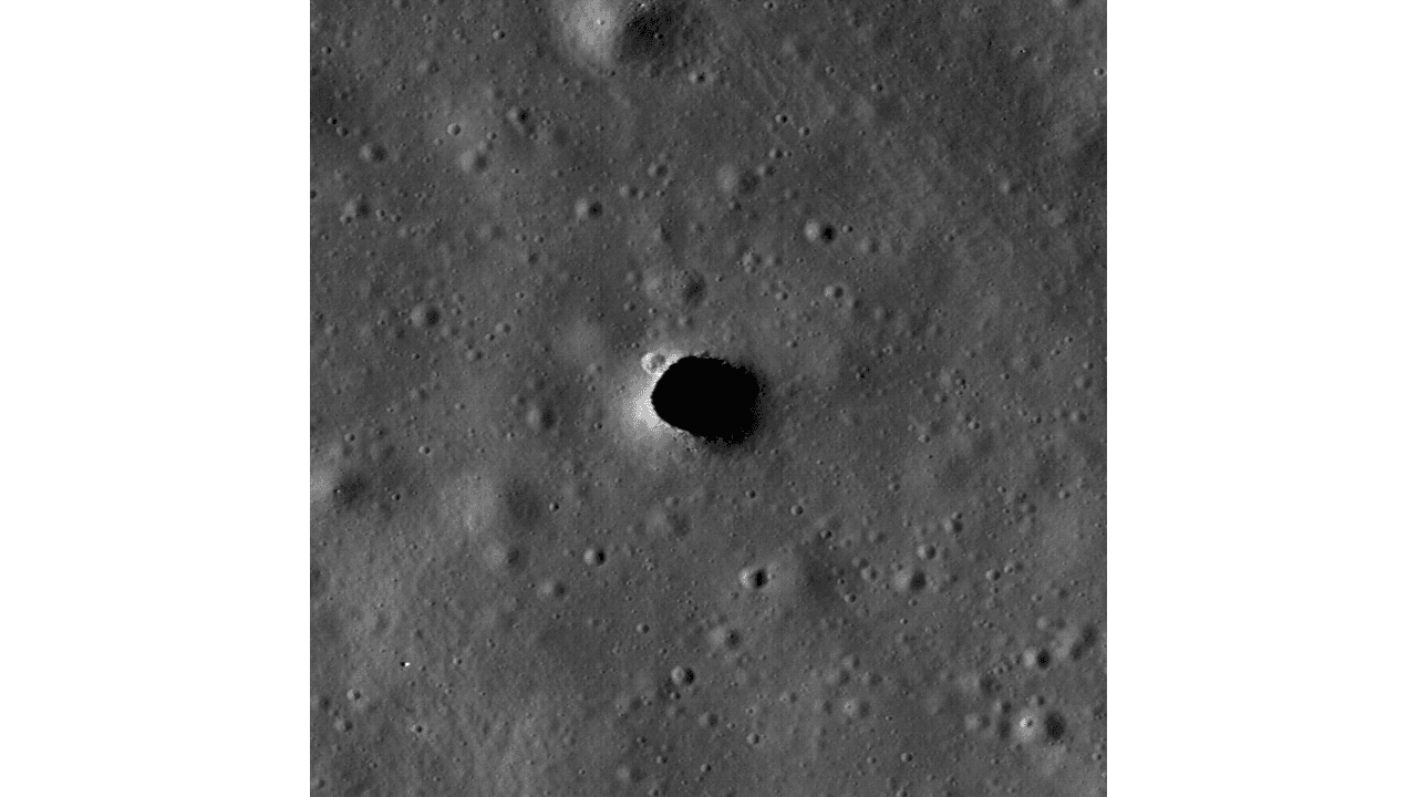 月・マリウス丘の縦孔。地下の溶岩チューブが「最初の家」の最有力候補(NASA/GSFC/アリゾナ州立大学/パブリックドメイン)