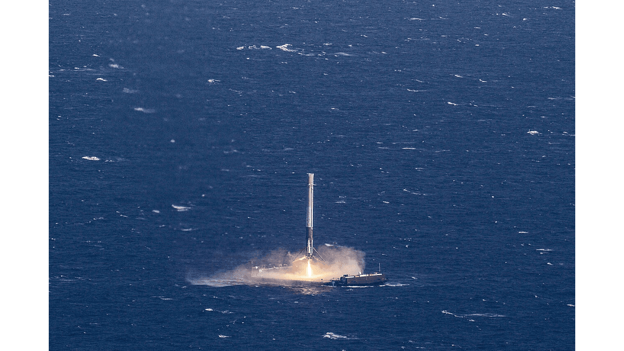 洋上プラットフォームに着陸したファルコン9第1段。再使用が輸送単価を桁で下げた(SpaceX/CC0)