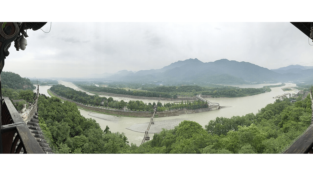 都江堰(中国・四川省)。紀元前256年頃に築かれ、今も現役(撮影:星星/CC BY-SA 4.0)